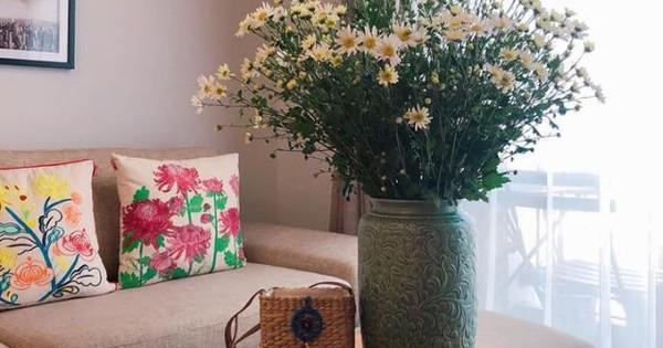 Bình hoa cúc họa mi trắng được trưng bày trang nhã trong một căn phòng sáng sủa