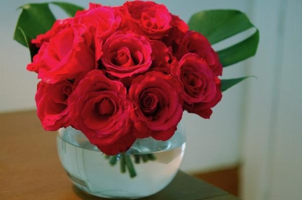 Bình hoa hồng vàng trang trí nhà cửa