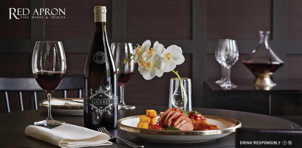 Bó hoa hồng 99 bông là món quà ý nghĩa trong ngày kỷ niệm tình yêu của các cặp đôi.