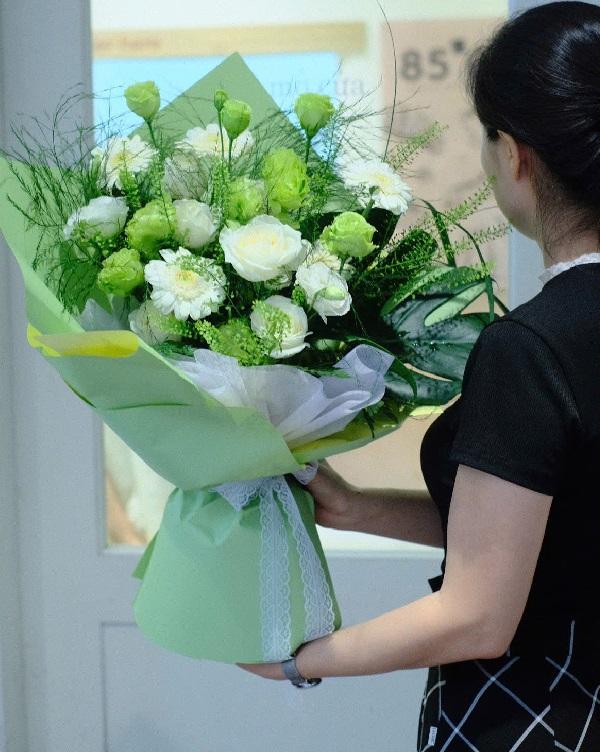 Bình hoa hồng được cắm nghệ thuật, thể hiện sự tinh tế và thông điệp ý nghĩa