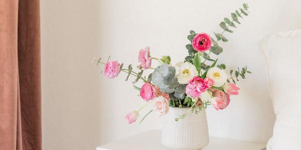 Cách chăm sóc hoa tươi lâu, cần tỉa bớt lá, thay nước thường xuyên và tránh nhiệt độ cao