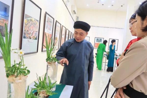 Chậu hoa thủy tiên được tỉa nghệ thuật, thường được trưng bày vào dịp Tết Nguyên Đán