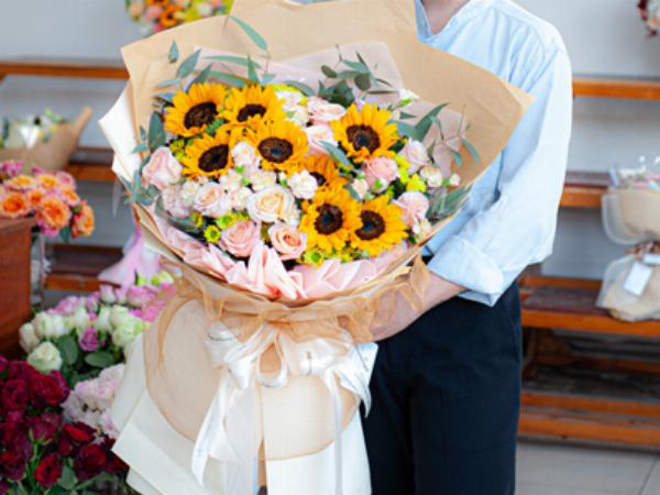 Bó hoa cưới màu hồng nhạt: Tượng trưng cho sự dịu dàng và mong muốn bảo vệ người mình yêu