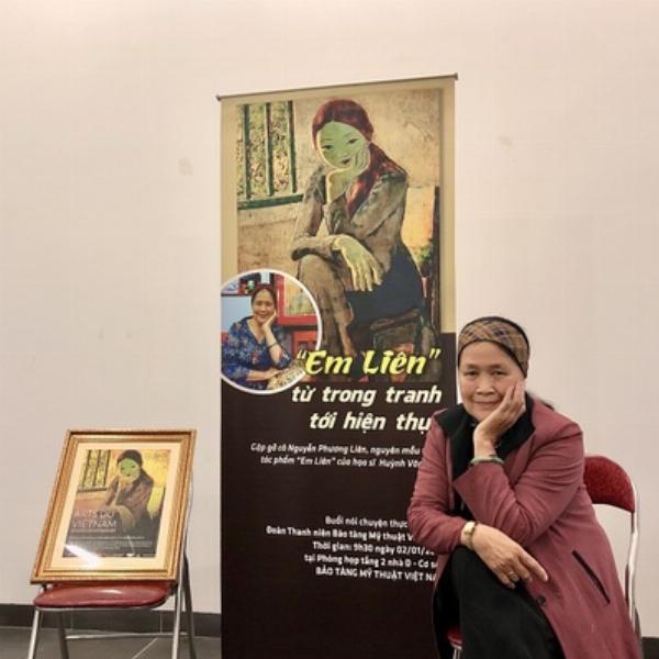 Nghệ nhân cắm hoa tươi cười rạng rỡ bên tác phẩm